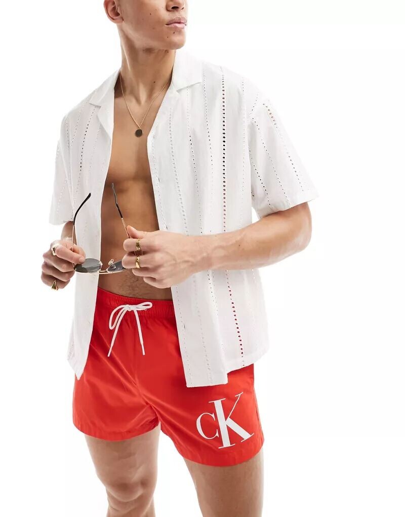 

Красные короткие плавки-шорты с монограммой и кулиской Calvin Klein