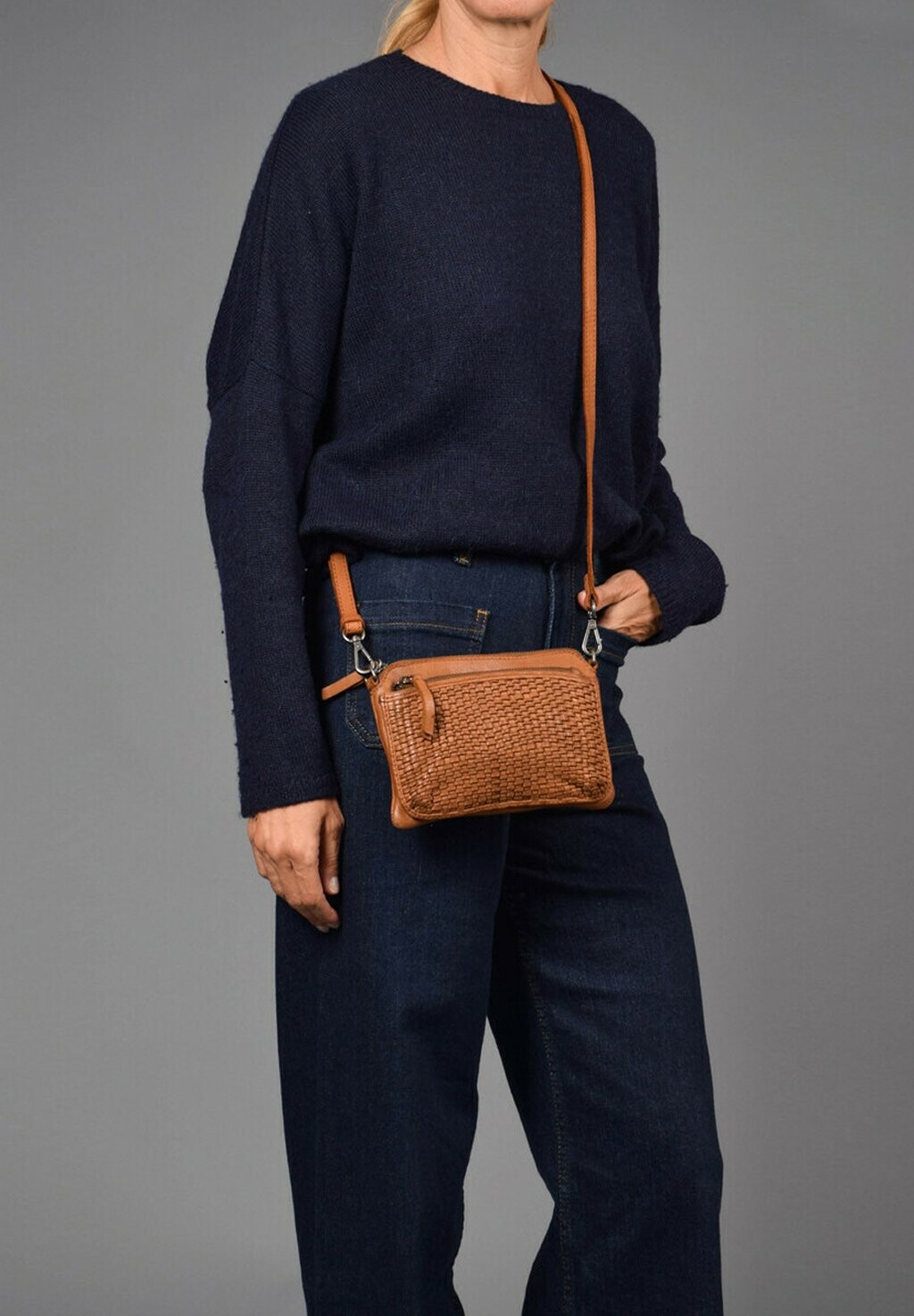 

Сумка через плечо KNITTED MINI The Bagging Co, цвет Brown leather