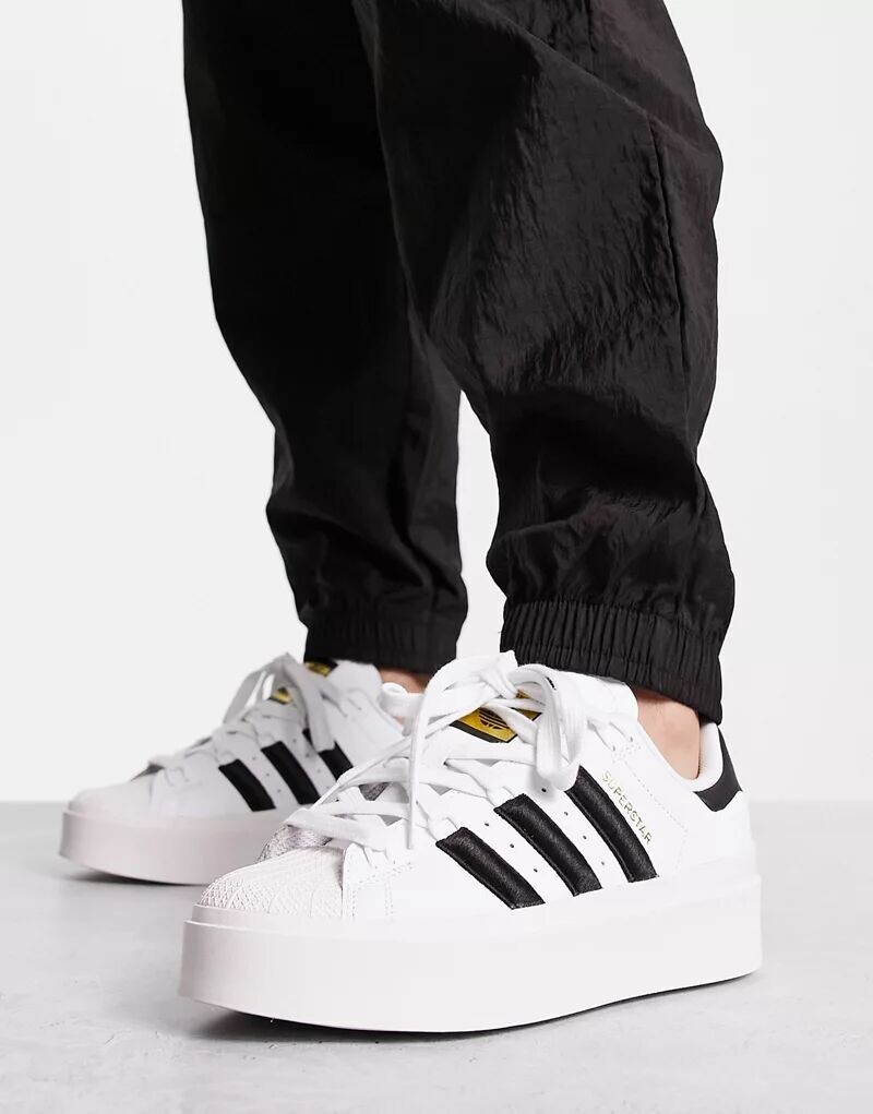 

Бело-черные кроссовки на платформе adidas Originals Superstar Bonega