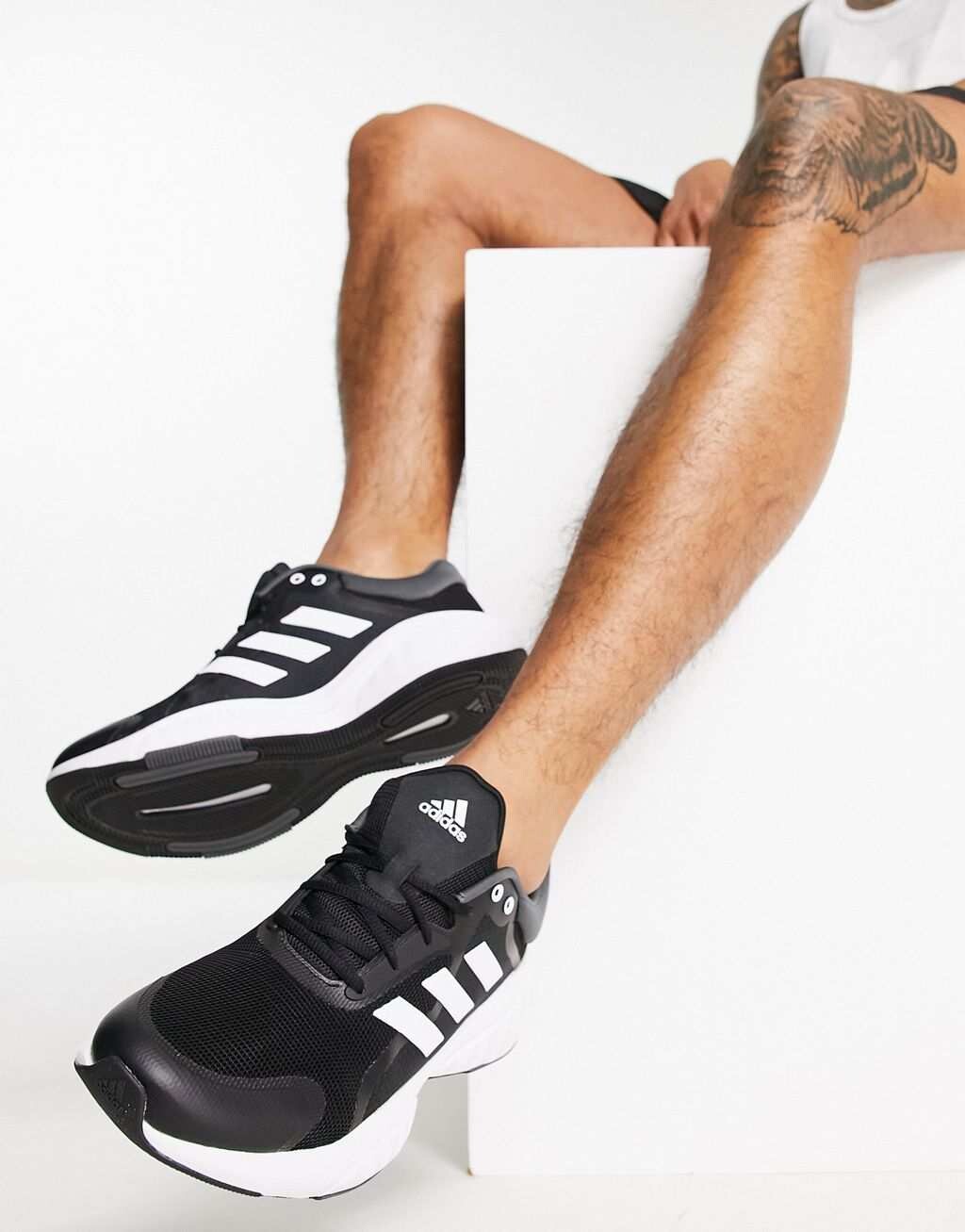 

Черно-белые кроссовки adidas Running Response Solar