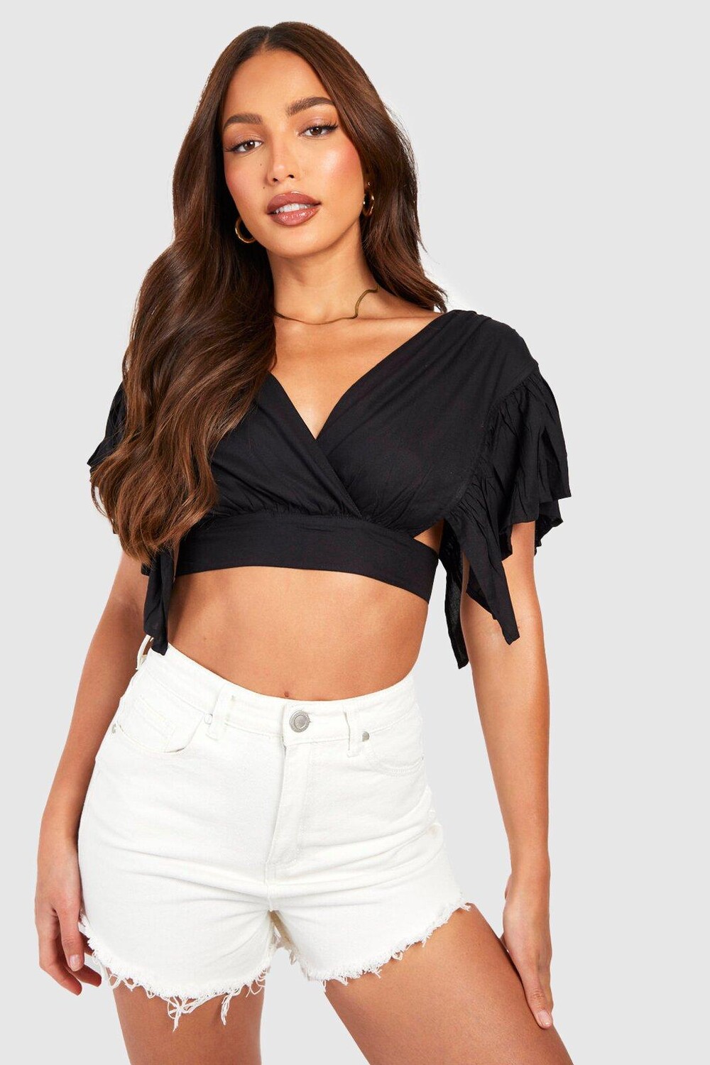 

Базовые джинсовые шорты с высокой талией и потертым краем boohoo, белый