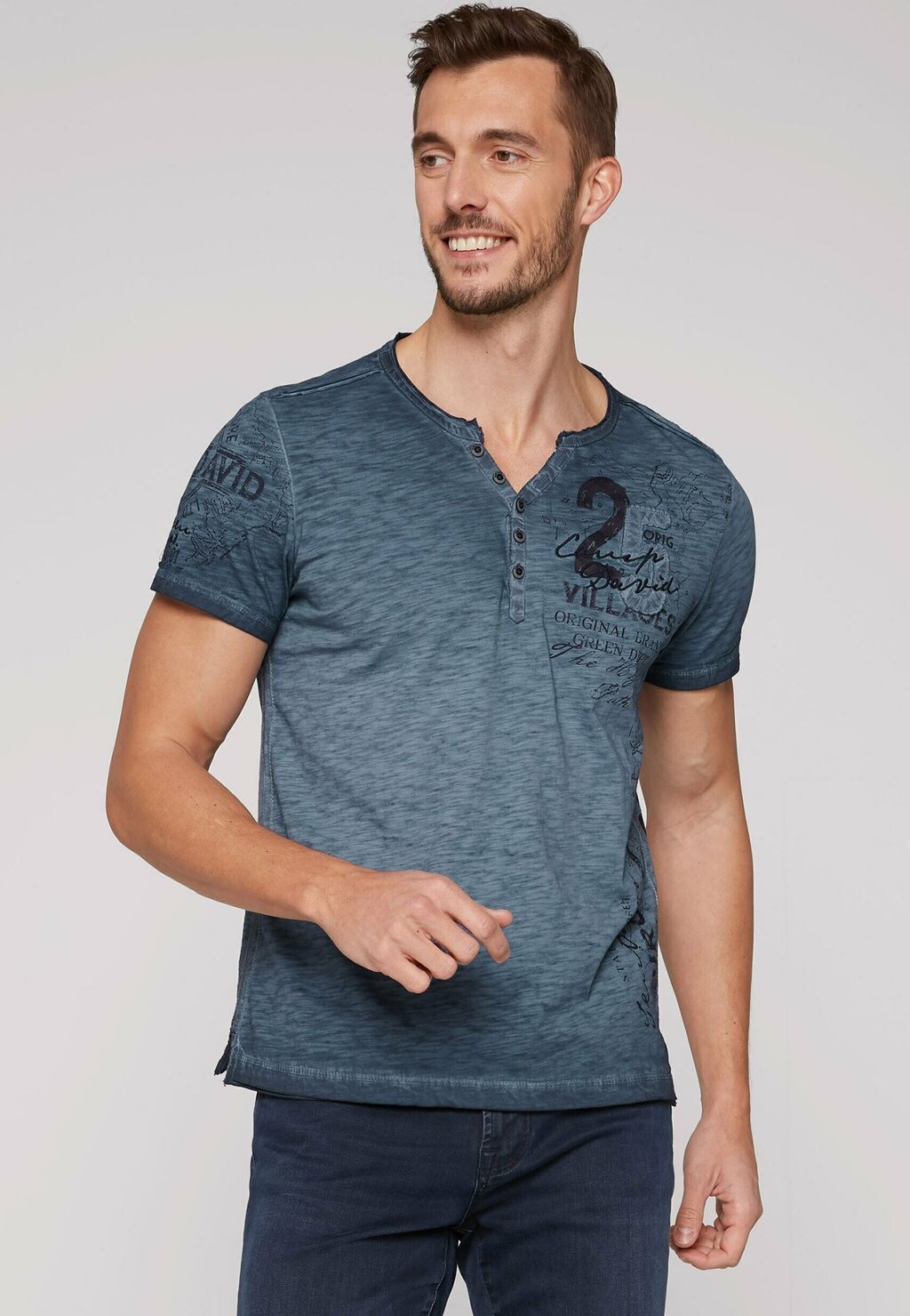 

Футболка с принтом HENLEY MIT LABEL ARTWORKS Camp David, цвет steel blue