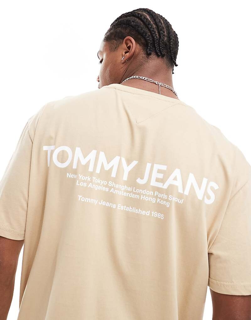 

Классическая бежевая футболка Tommy Jeans с линейным текстовым принтом на спине