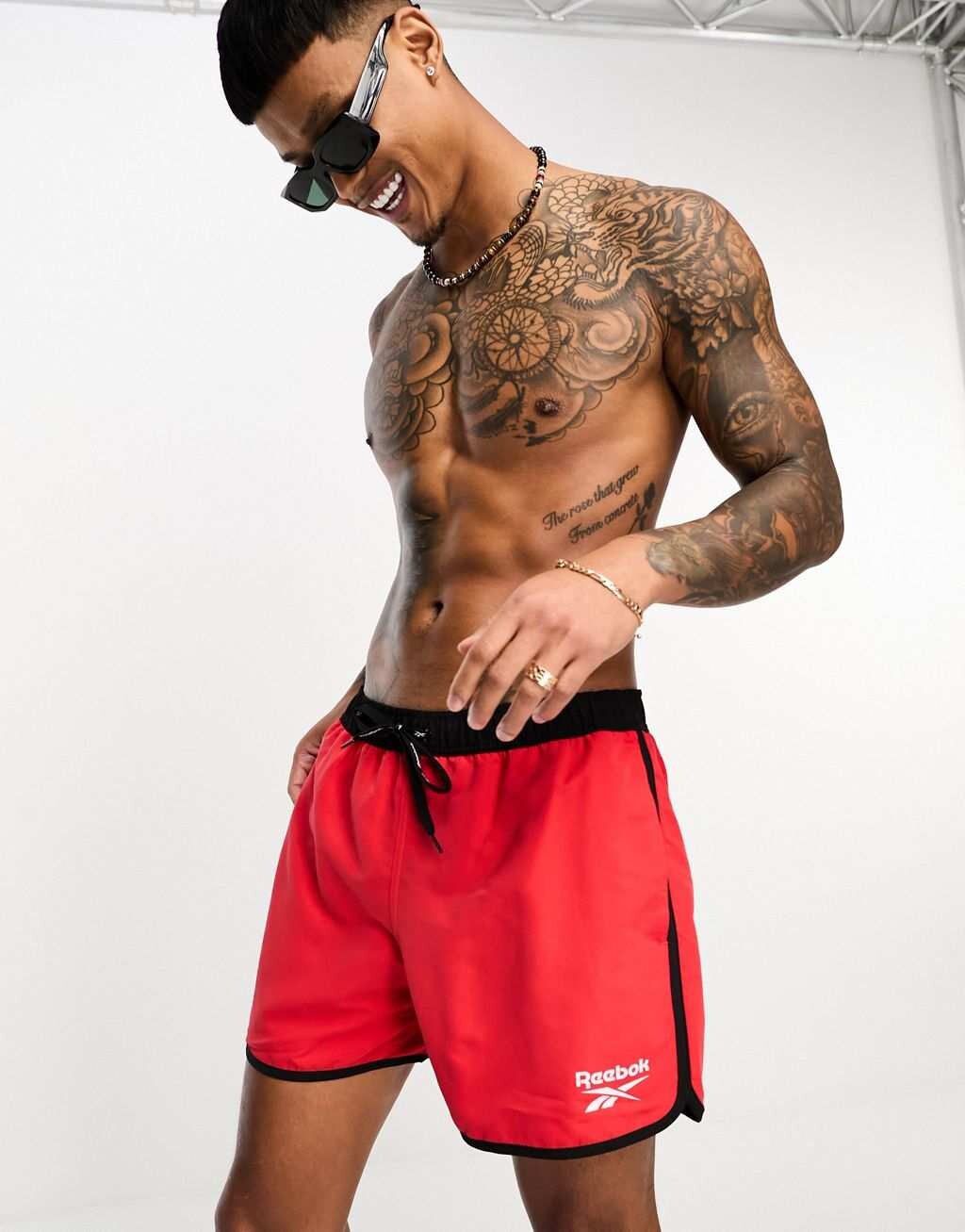 

Короткие плавки Reebok Yates с контрастной красно-черной тесьмой