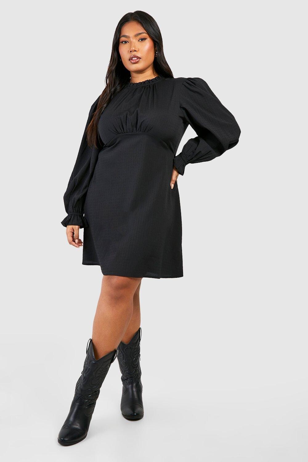 

Плюс фактурное платье с плиссированной юбкой и высоким воротником boohoo, черный