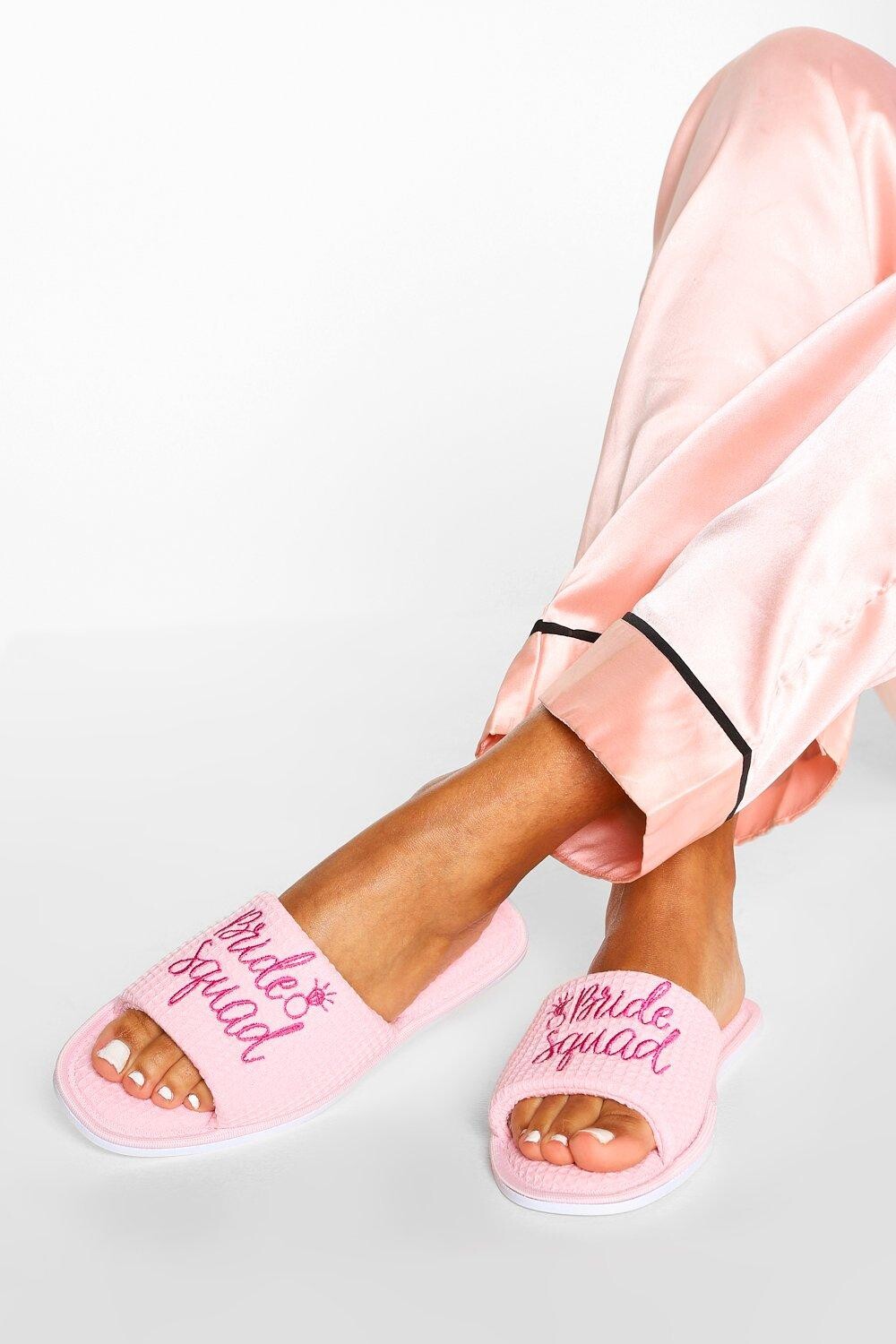 

Тапочки bride squad в сумке Boohoo, розовый