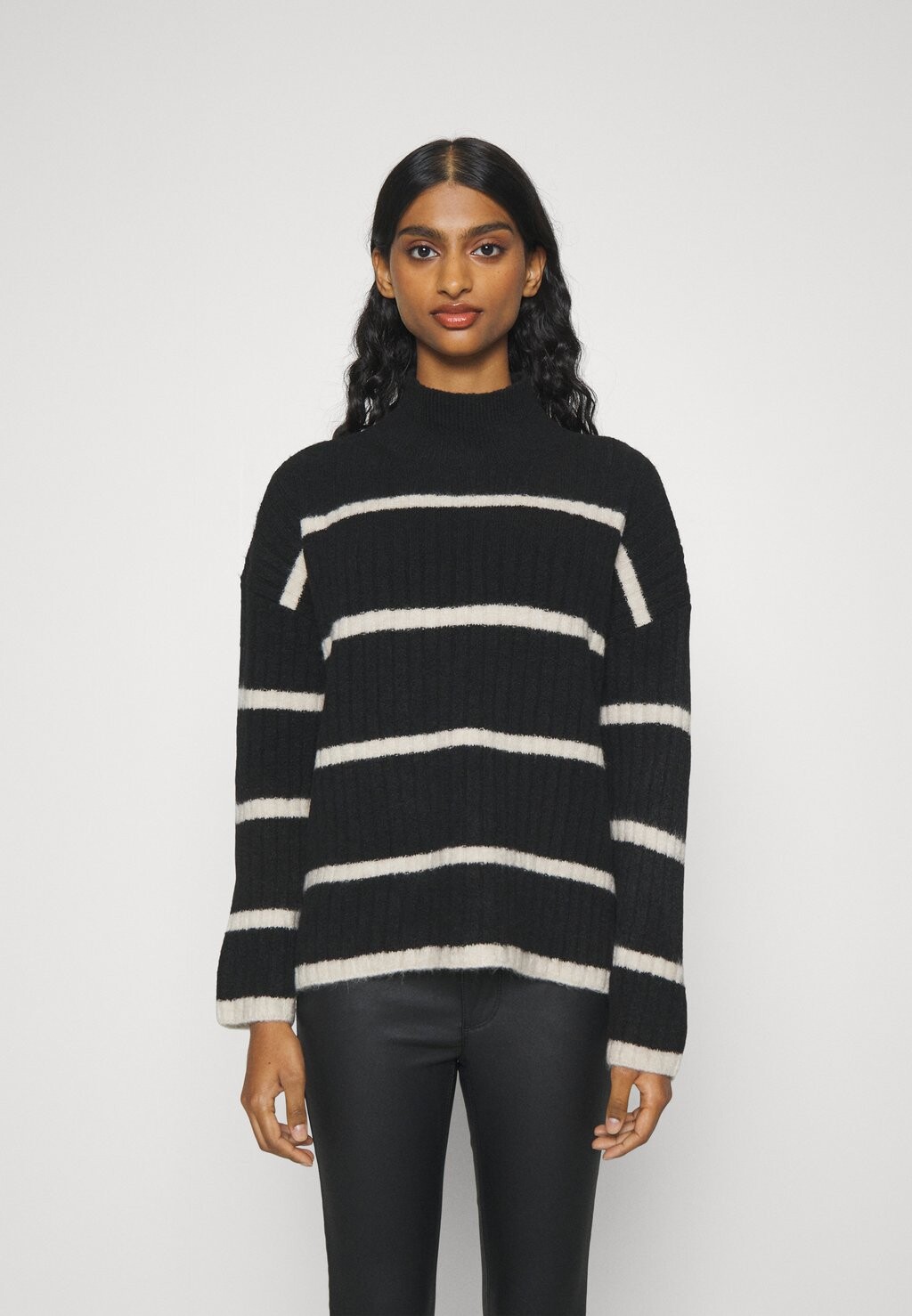 

Свитшот ONLY Petite ONLANNA HIGH NECK STRIPE, цвет black/white