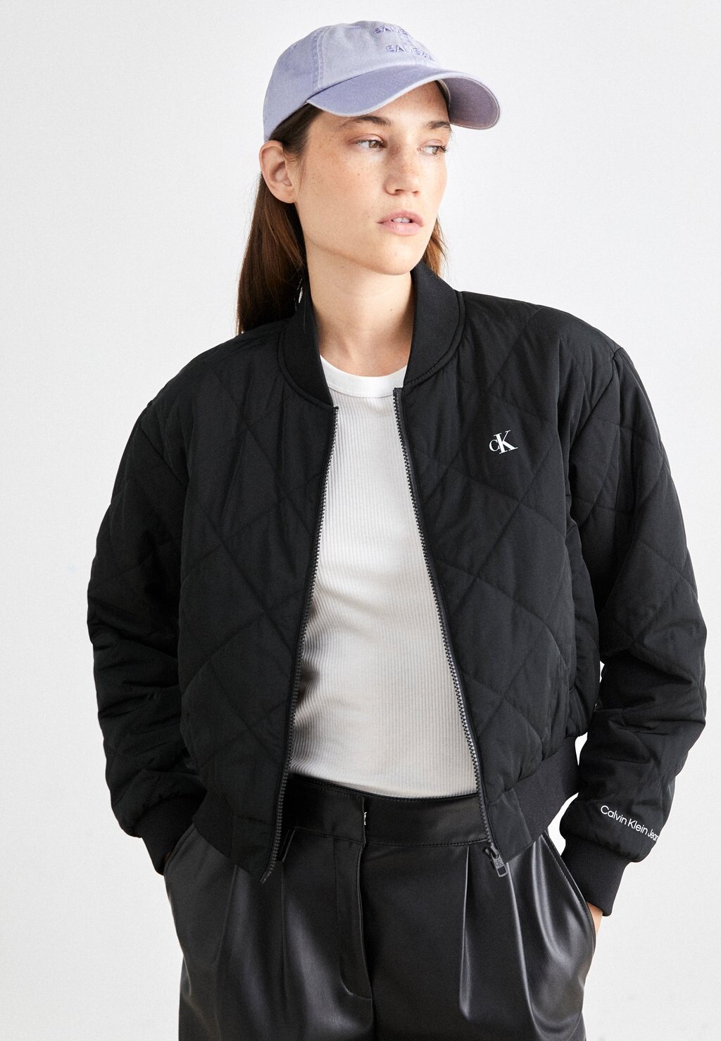 

Куртка-бомбер СТЕГАНЫЙ БОМБЕР Calvin Klein Jeans, черный