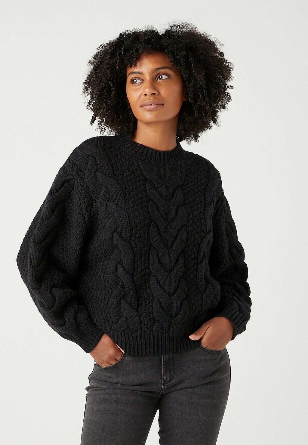 

Джерси Wrangler КРУГЛЫЙ ШЕЙК CABLE KNIT, черный