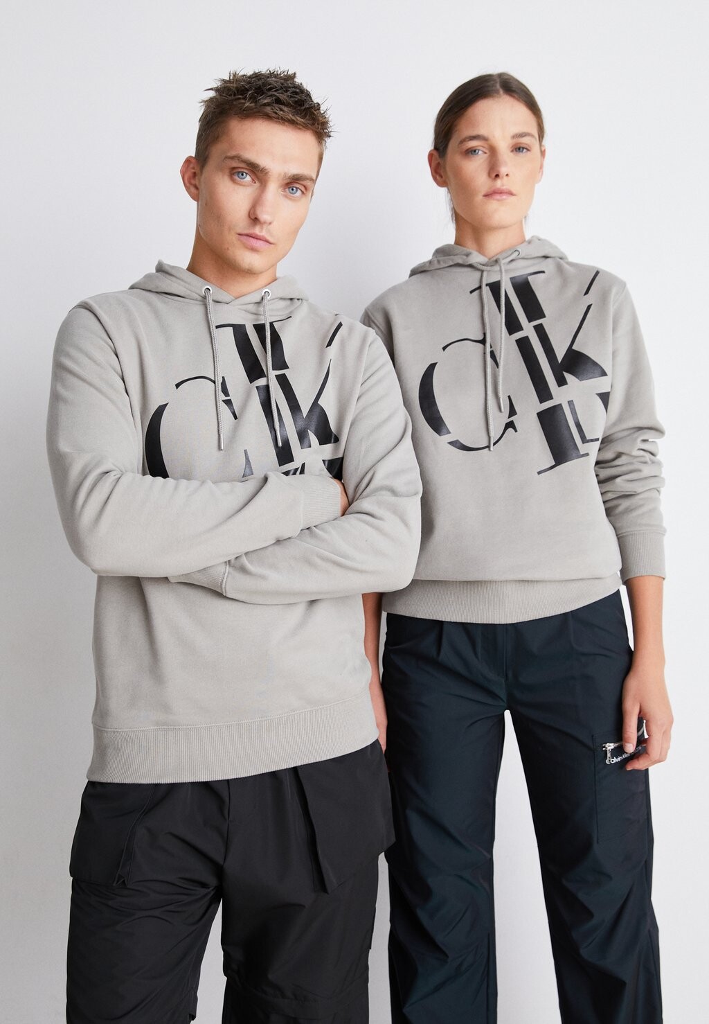 

Толстовка REGULAR HOODIE SCATTERED LOGO UNISEX Calvin Klein Jeans, серый
