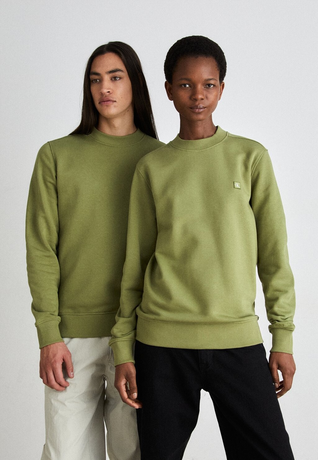 

Толстовка BADGE CREW NECK UNISEX Calvin Klein Jeans, цвет dark juniper