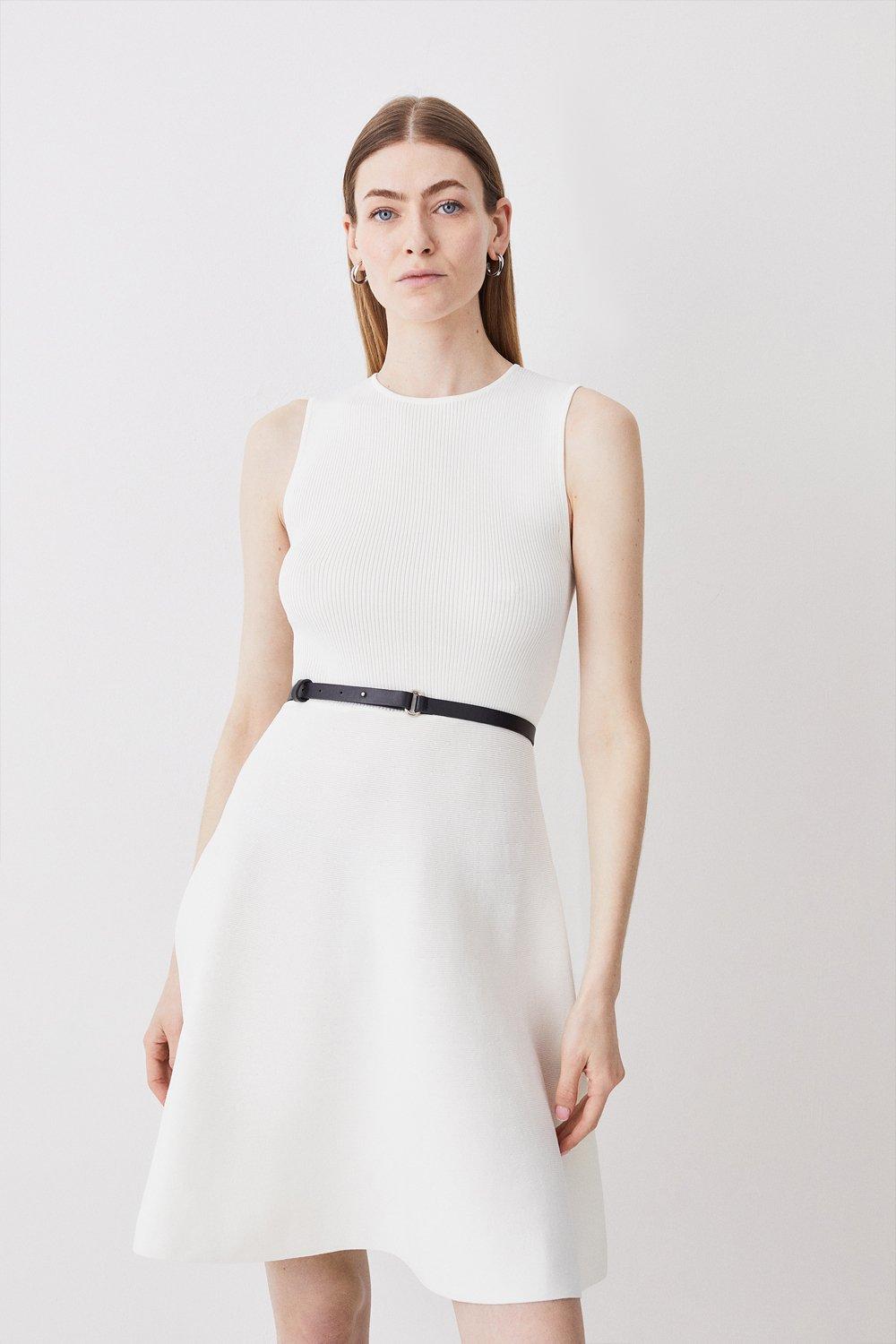 цена Вязаное мини-платье в рубчик с плиссированной юбкой Karen Millen, белый