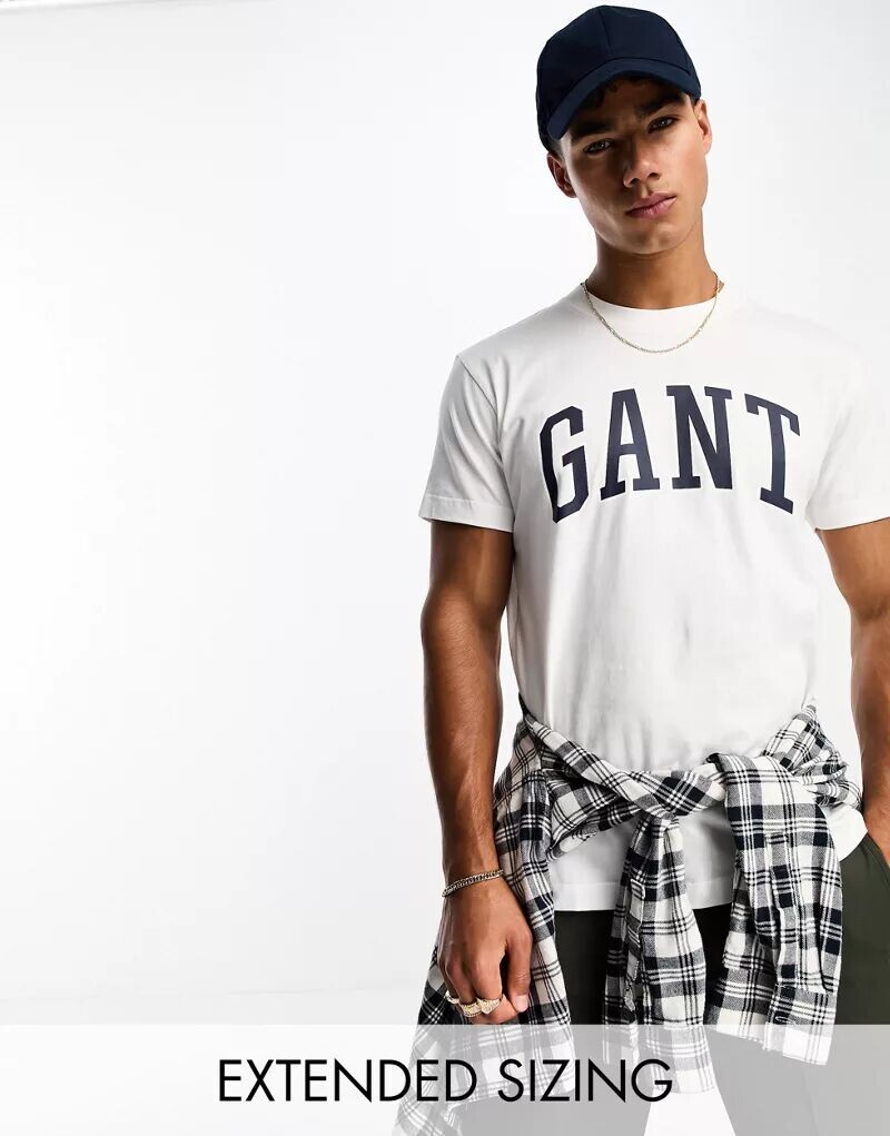 

Белая футболка с логотипом университета GANT