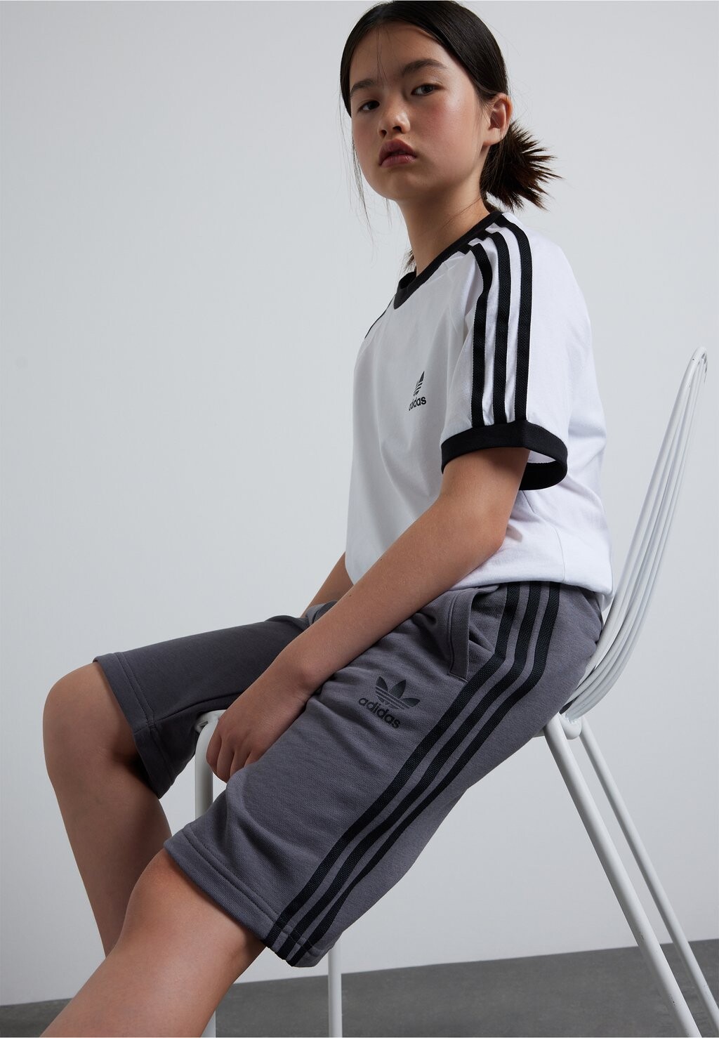 

Спортивные брюки adidas Originals, серая пятёрка