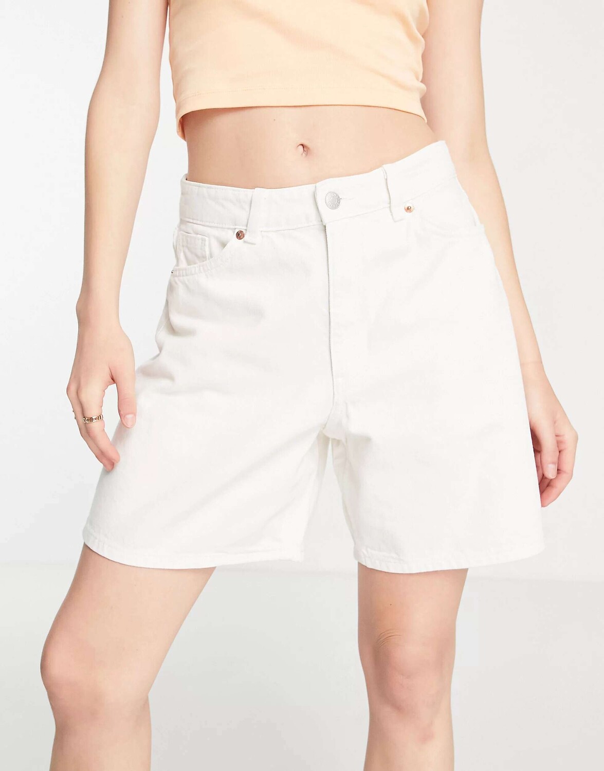 Джинсовые шорты Monki цвета экрю