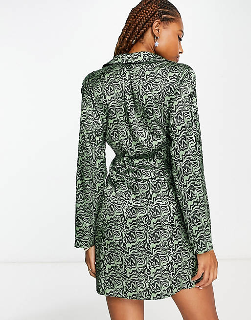 цена Зеленое атласное платье мини с запахом Monki