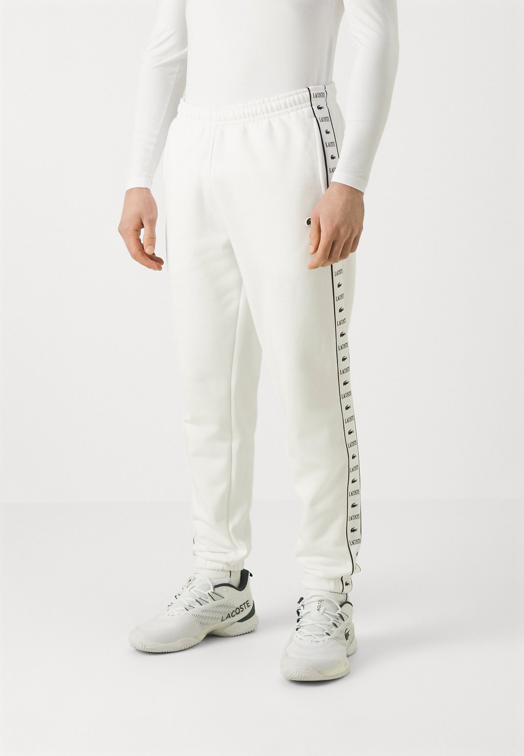 цена Спортивные брюки Trousers Tape Lacoste, цвет blanc