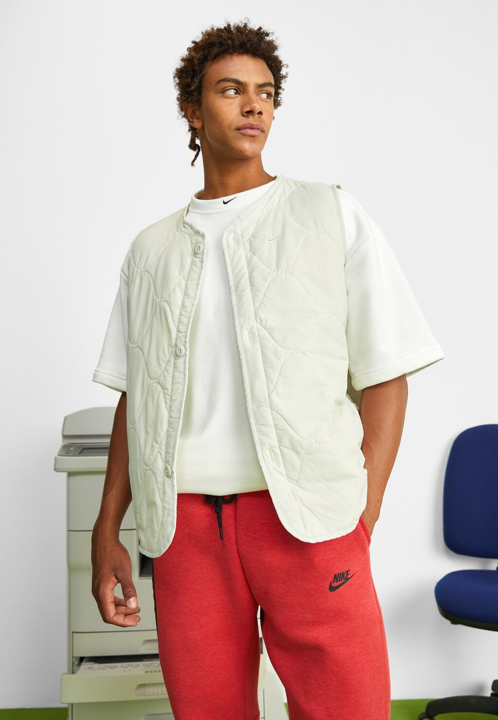 

Жилет Nike, цвет light bone/white