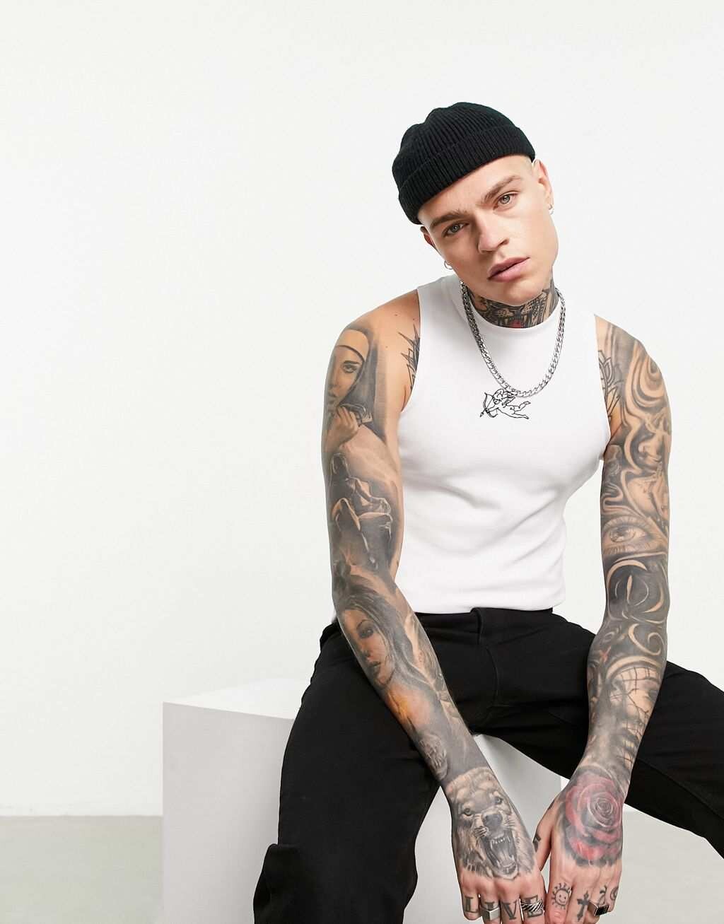 

Белый жилет-гонщик ASOS DESIGN с вышивкой херувимов