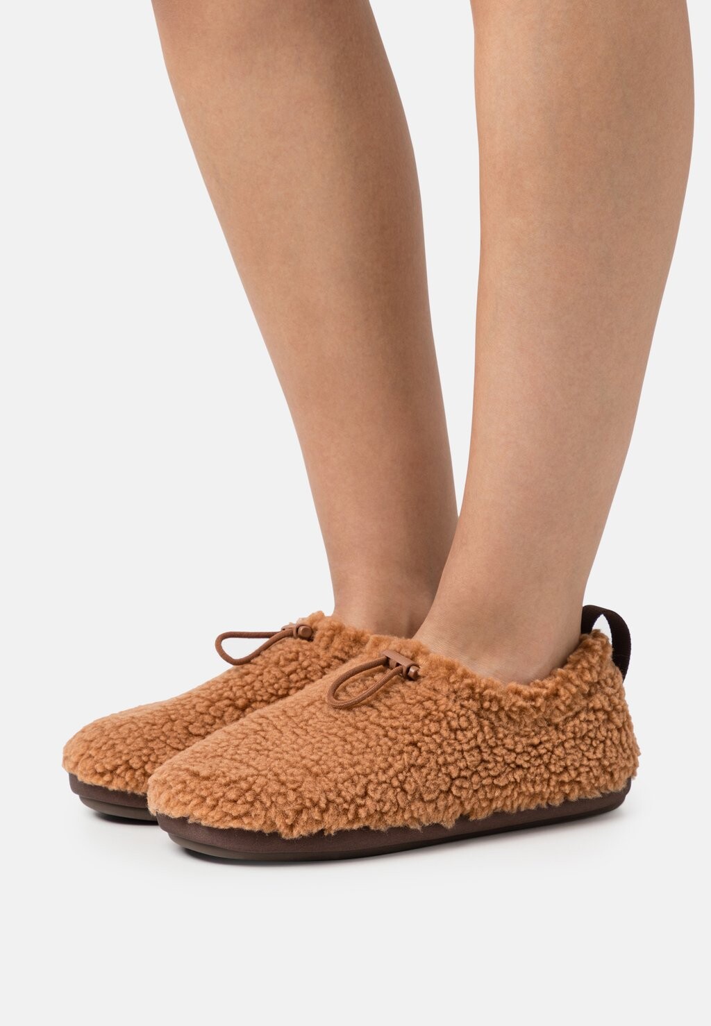

Тапочки UGG PLUSHY, цвет hardwood
