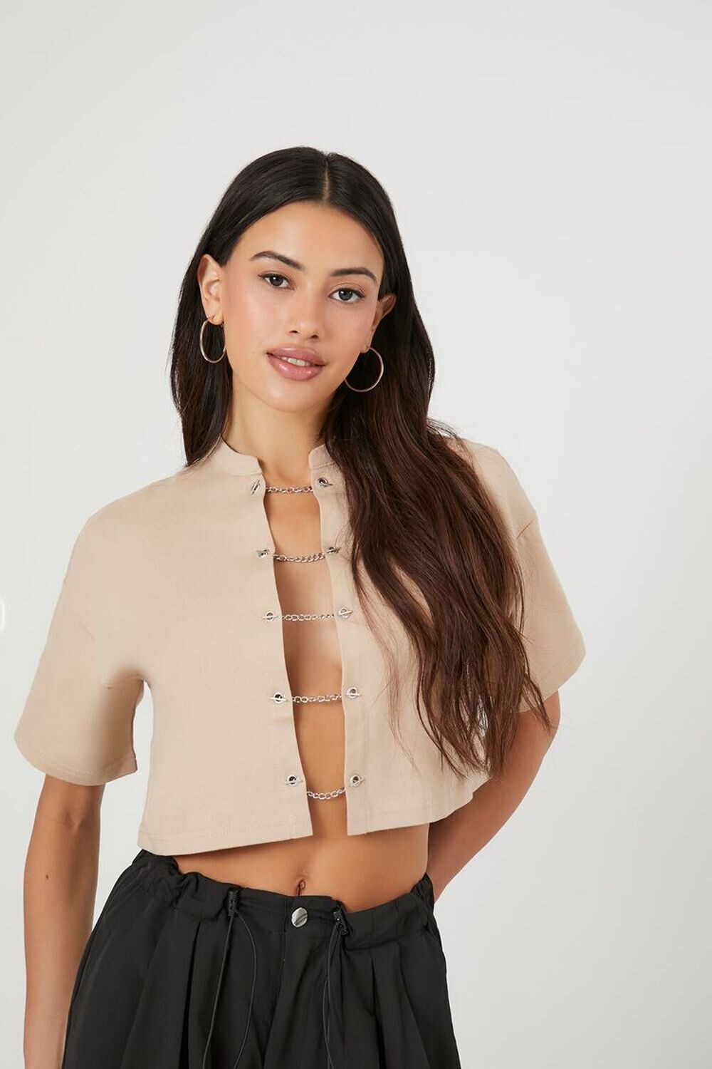 

Укороченная футболка с вырезом и ремешком-цепочкой Forever 21