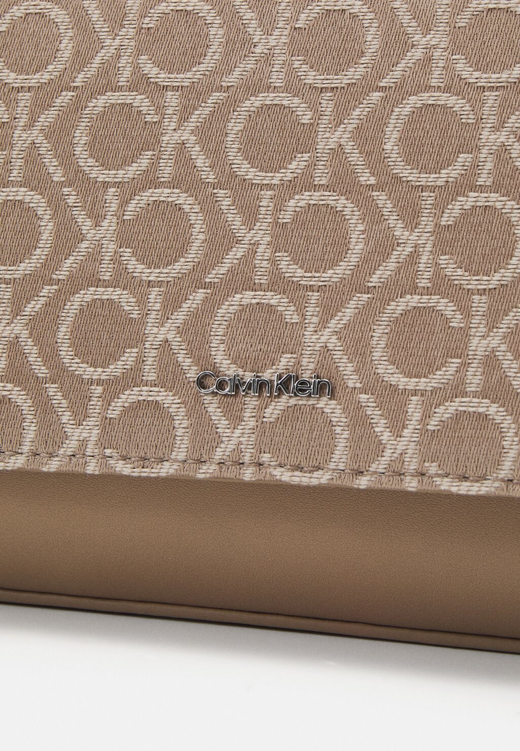 

Сумочка Must Shoulder Bag Calvin Klein, лисичка