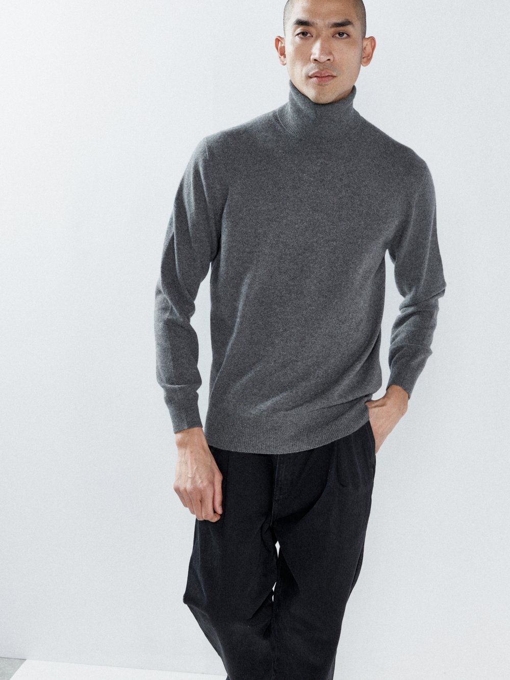 цена Кашемировый свитер с высоким воротником Raey, серый