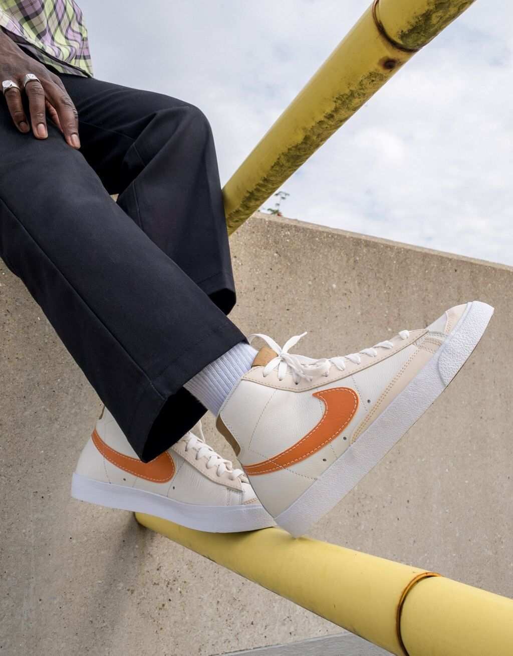 

Кремовые и бежевые кроссовки с эмблемой Nike Blazer Mid '77