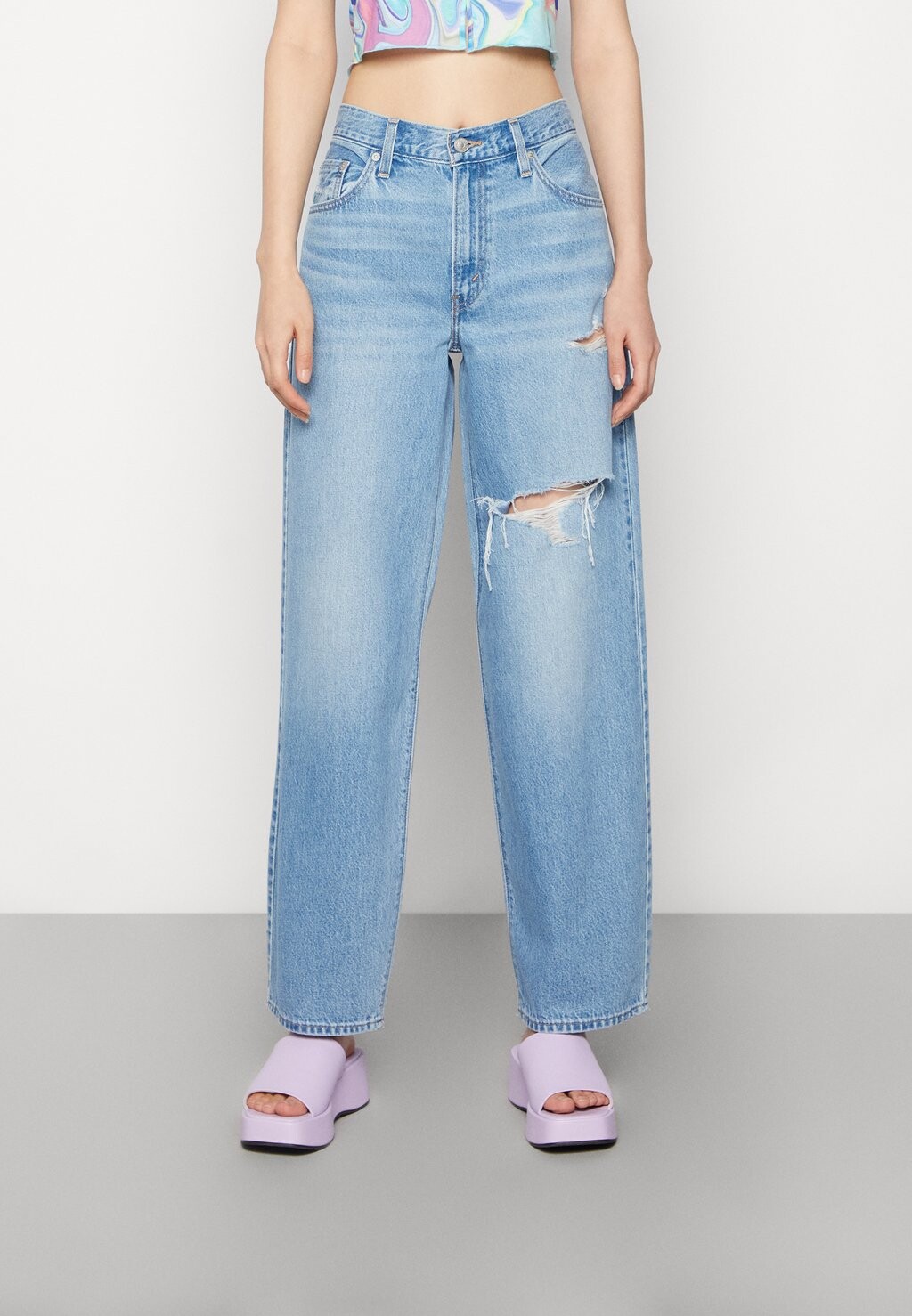 

Джинсы свободного кроя Levi's Baggy Dad, повреждения посередине