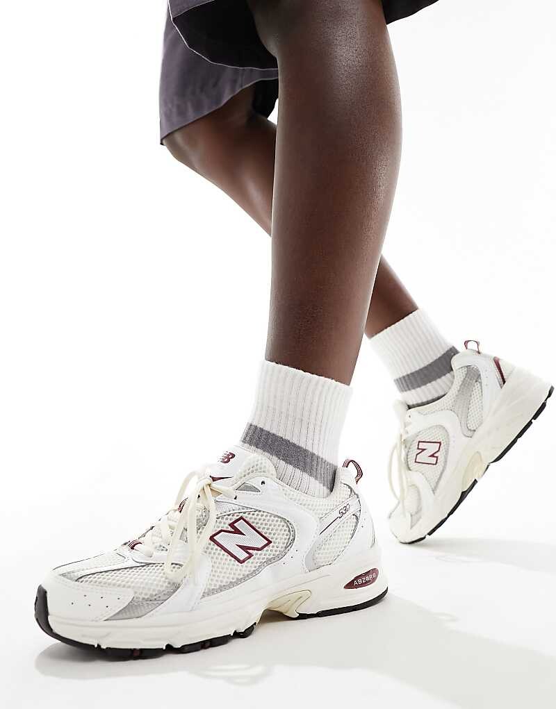 

Белые кроссовки New Balance 530 с бордовыми и серебристыми деталями