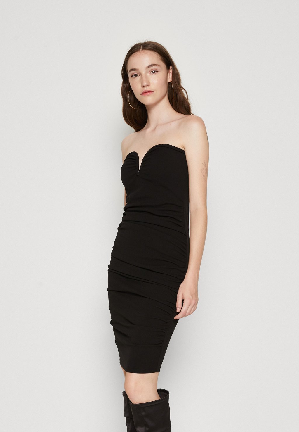 Элегантное платье Wire Dress Gina Tricot, черный
