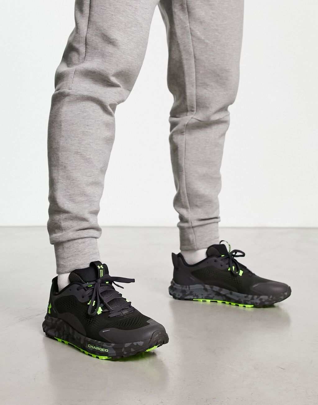

Серые кроссовки с зеленой деталью Under Armour Charged Bandit Trail 2