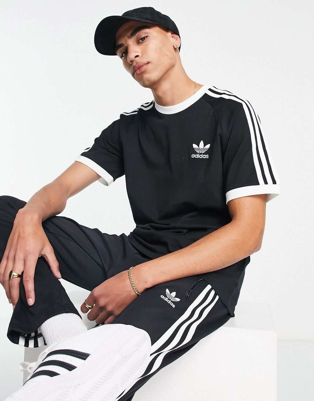 

Черная футболка с тремя полосками adidas Originals adicolor