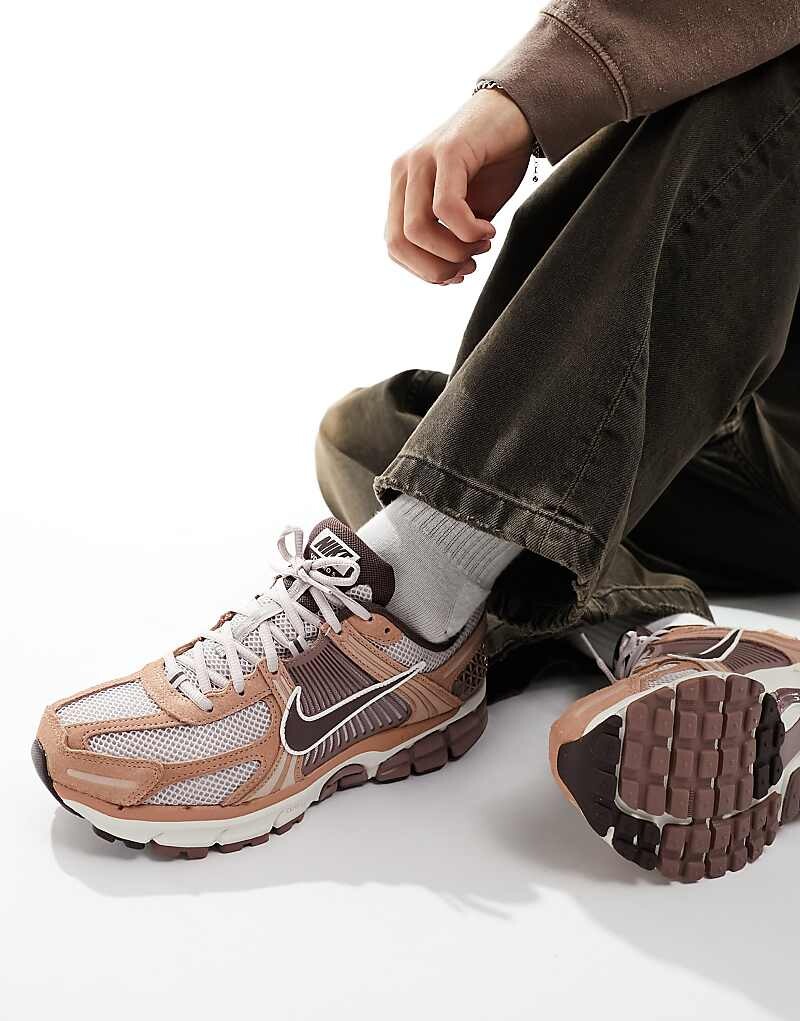 

Коричнево-лиловые кроссовки Nike Air Zoom Vomero 5