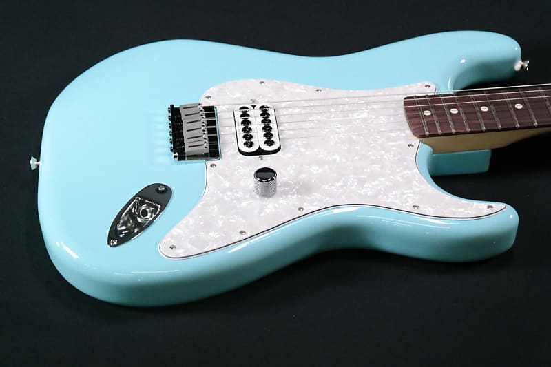 Электрогитара Fender Limited Edition Tom Delonge Stratocaster, Rosewood Fingerboard, Daphne Blue 110