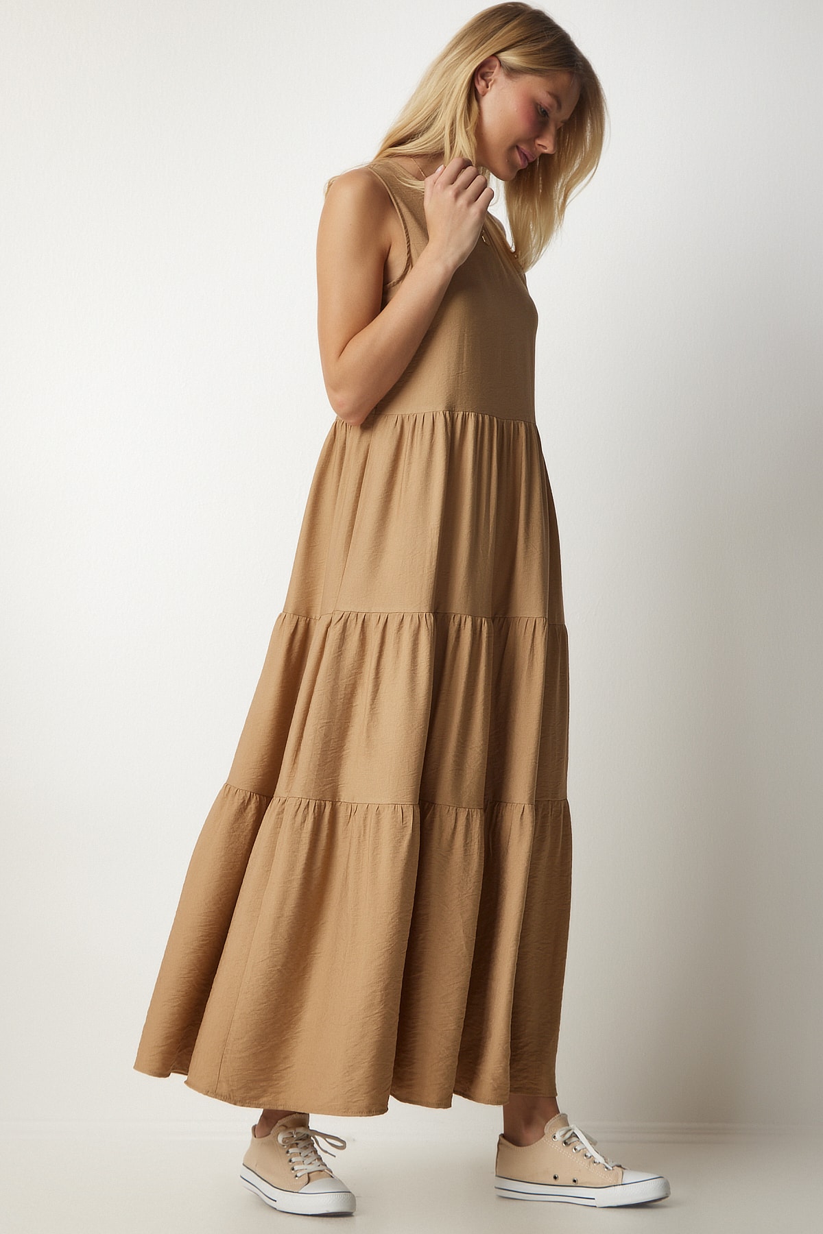 цена Женское трикотажное платье без рукавов с бисквитным воланом Happiness İstanbul, коричневый