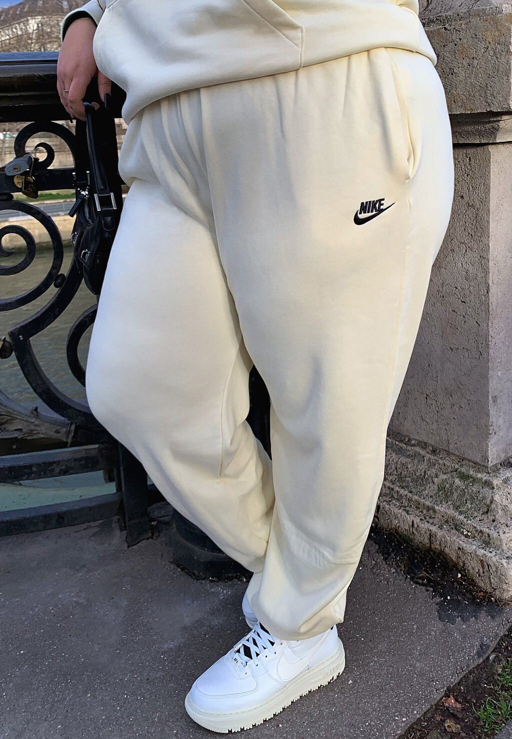 

Спортивные брюки Nike W Club Flc Mr Os, кокосовое молоко, Серый