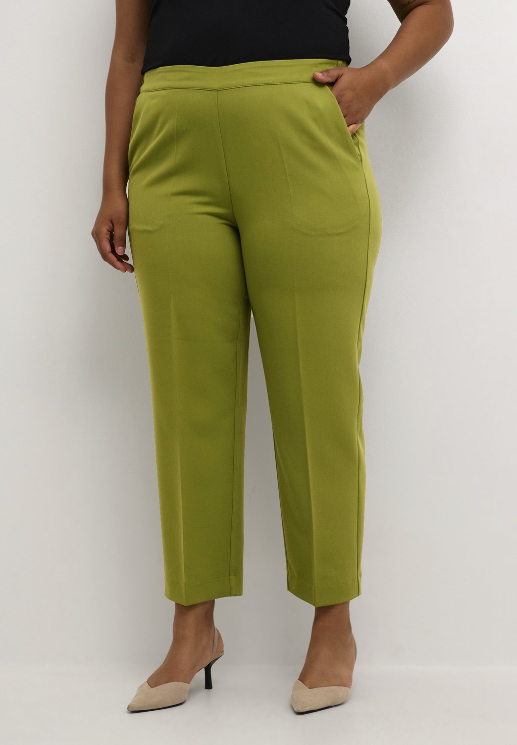 

Брюки SAKIRA CROPPED Kaffe Curve, цвет calla green