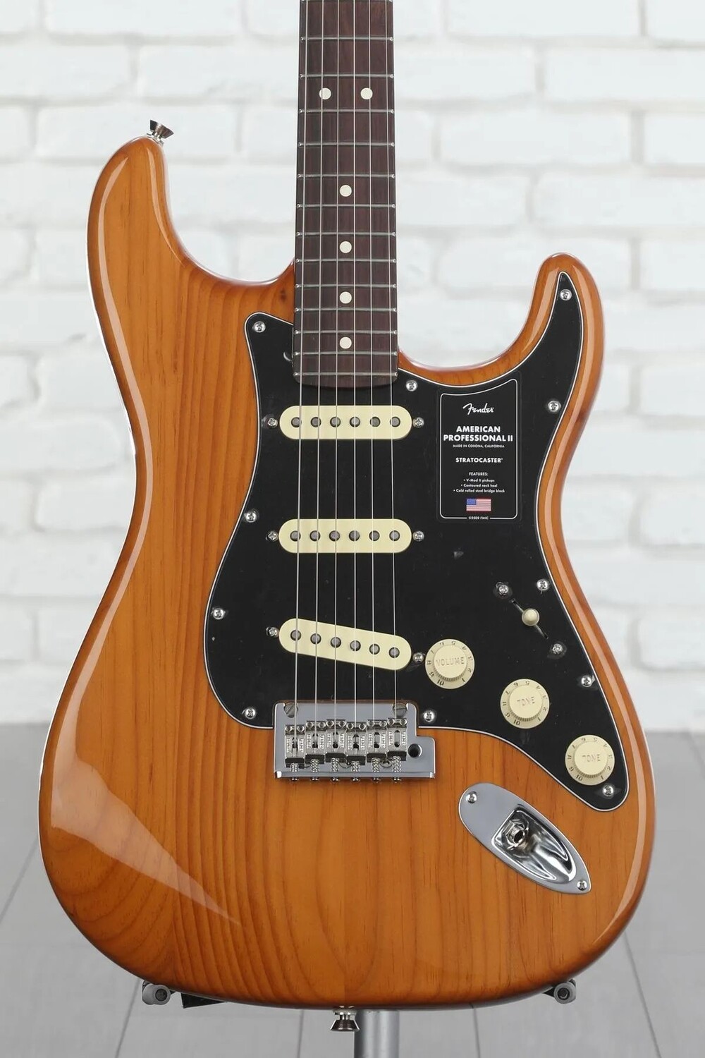 

Fender American Professional II Stratocaster — обожженная сосна с накладкой из палисандра