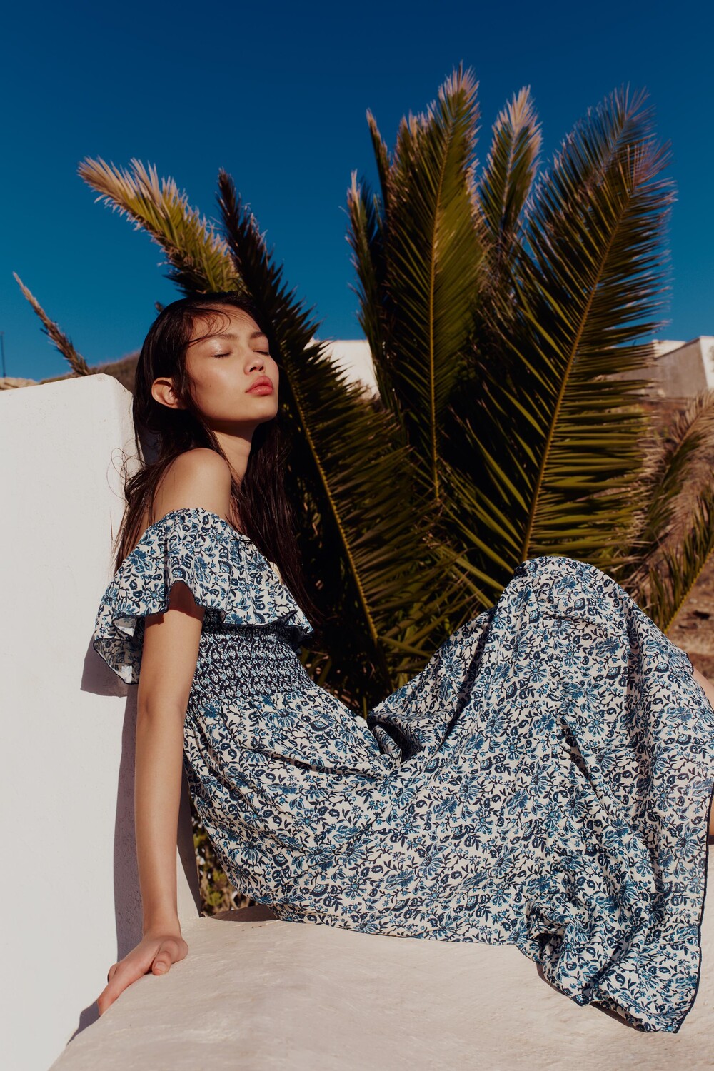 

Платье с принтом открытых плеч ZARA, синий/белый