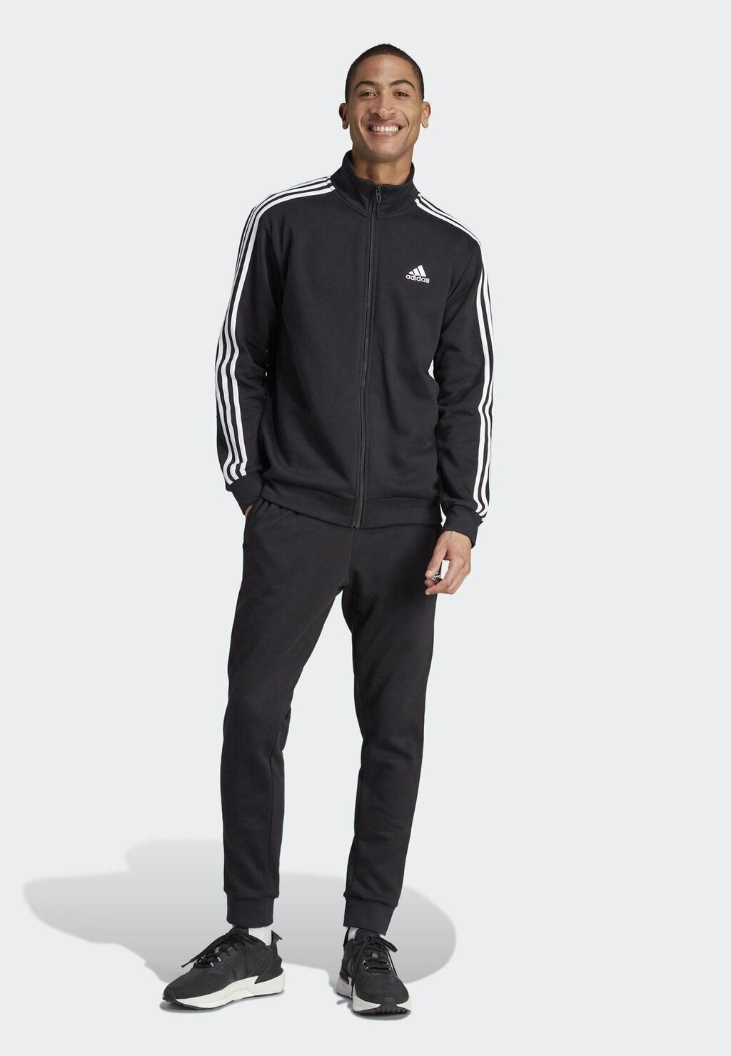 

Спортивный костюм Adidas