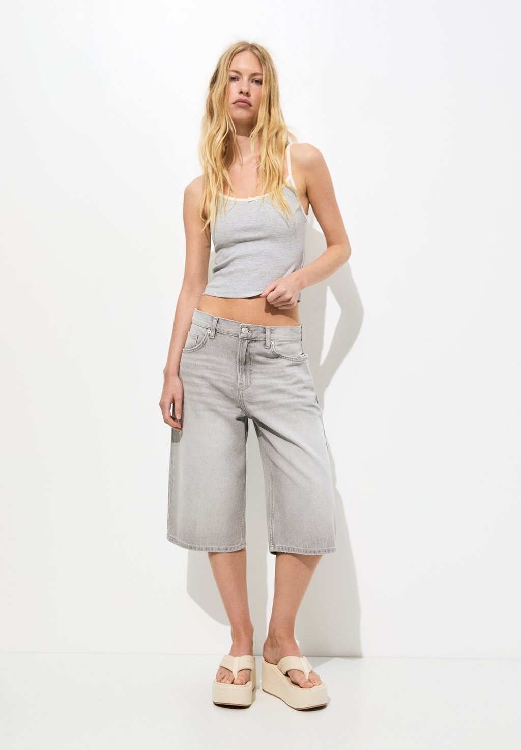 

Джинсовые шорты PULL&BEAR, серый