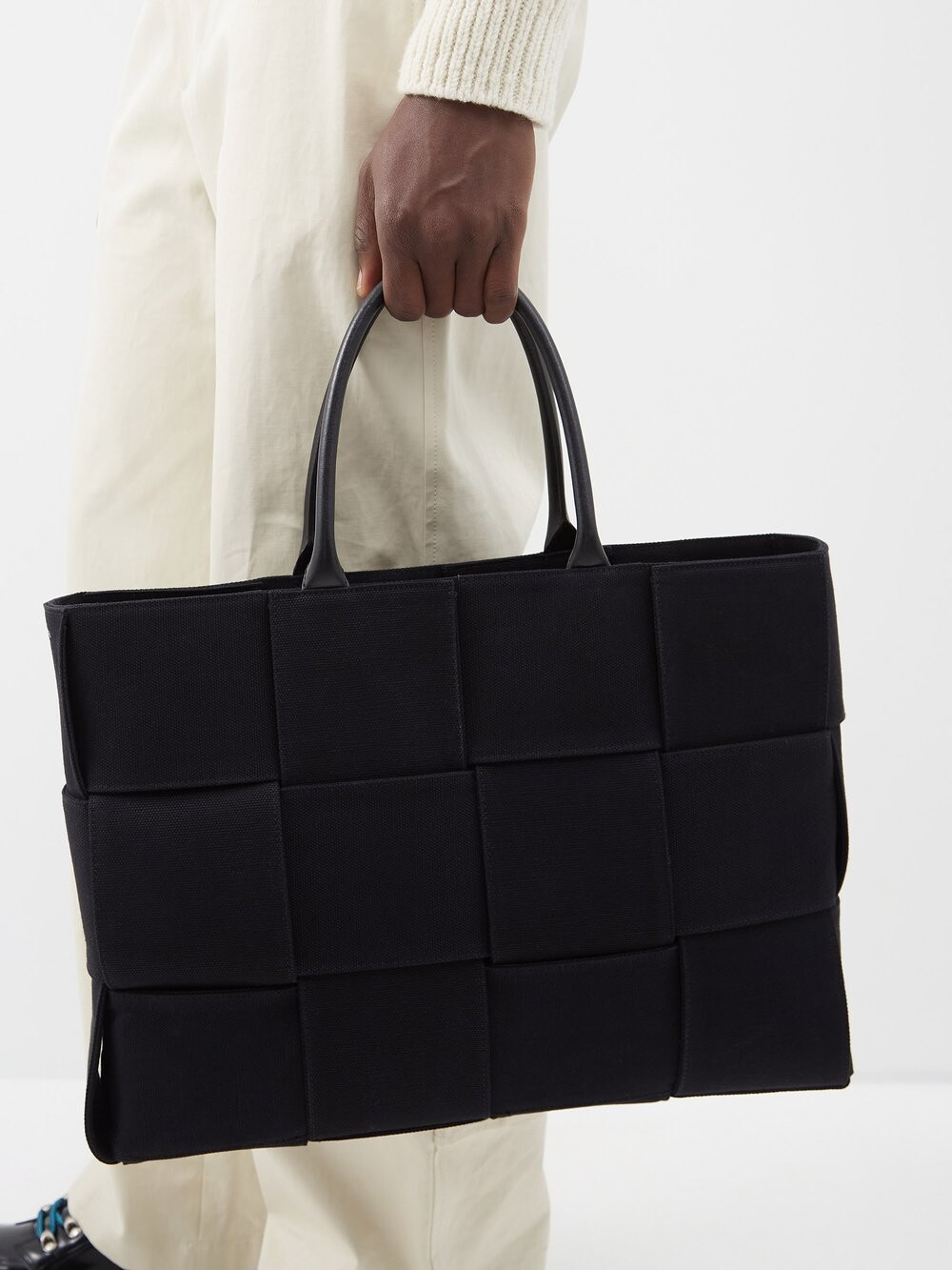 

Большая сумка-тоут arco из холщовой ткани intrecciato Bottega Veneta, черный