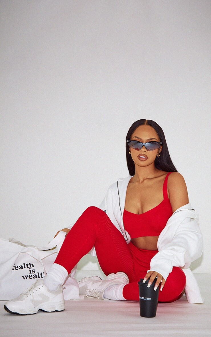 

PrettyLittleThing Красный вязаный бралетт без косточек с V-образным вырезом