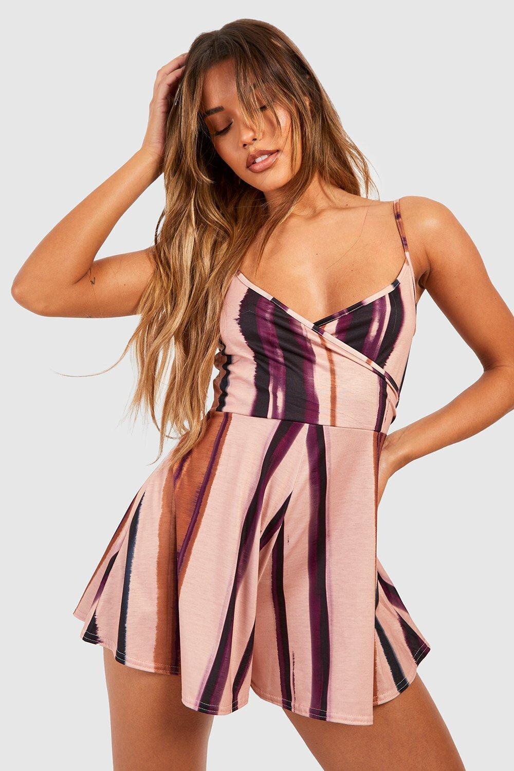 

Комбинезон с принтом и запахом Boohoo, фиолетовый