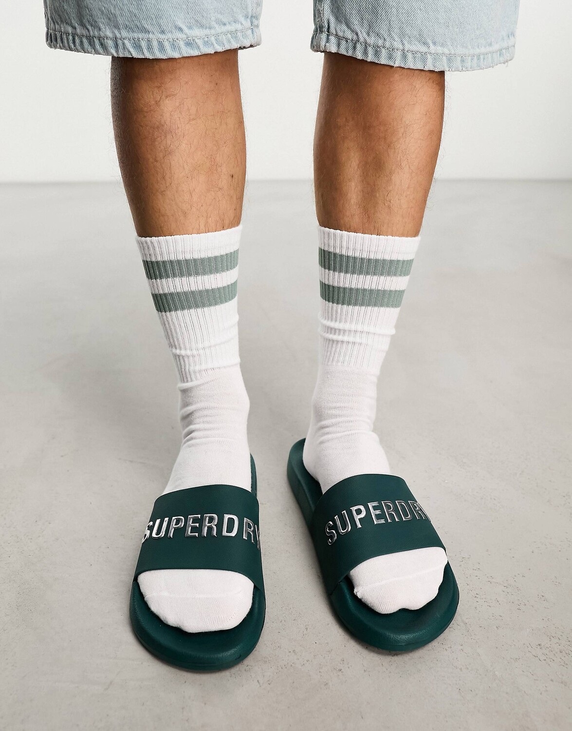 

Зеленые веганские шлепанцы для бассейна с логотипом Superdry
