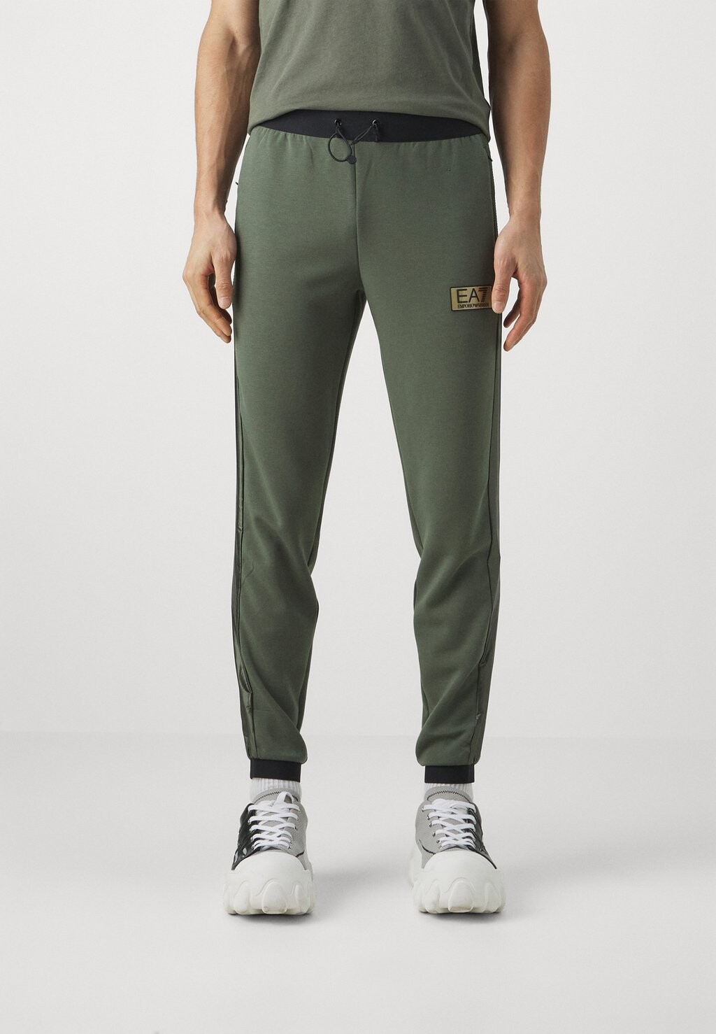 

Тренировочные брюки EA7 Emporio Armani, зеленый