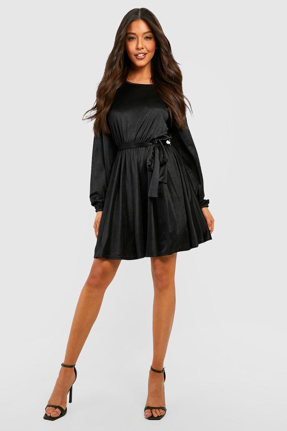 

Атласное платье с поясом Boohoo, черный