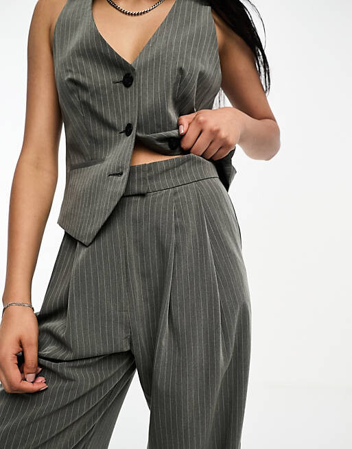 

Серые широкие брюки в полоску со складками ASOS DESIGN, Серый