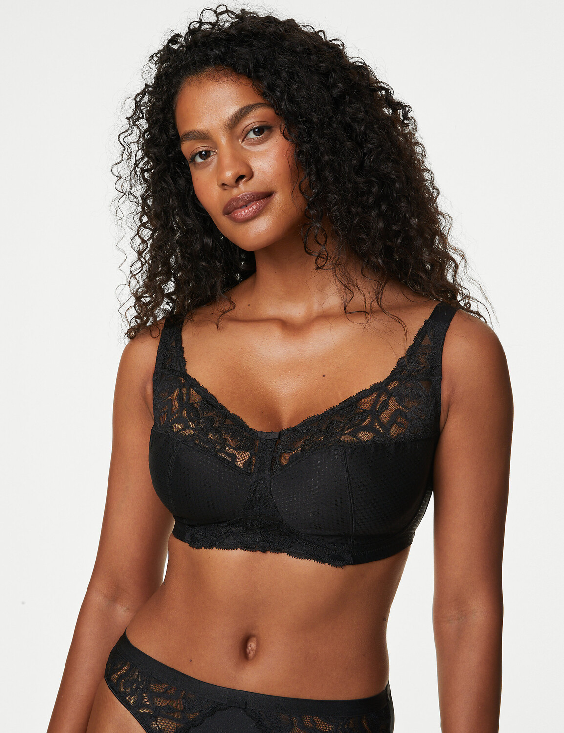 

Бюстгальтер без косточек Total Support Wild Blooms B-H Marks & Spencer, черный